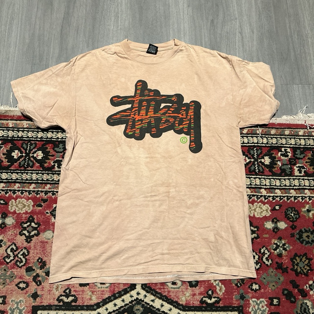 Large tan stussy tee